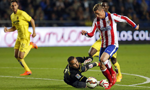 Temporada 14-15. Jornada 34. Villarreal - Atlético de Madrid. Fernando Torres regateó a Sergio Asenjo antes de anotar su gol.