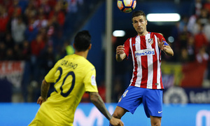 Temporada 16/17. Partido Atlético Villarreal. Gabi controlando un balón durante el partido