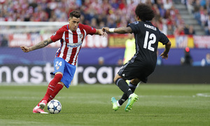 Temporada 16/17. Partido Atlético Real Madrid. Giménez luchando un balón durante el partido