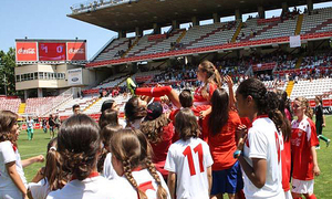 Temporada 2012-2013. Las jugadoras de la Selección de Madrid mantean a Macarena
