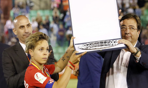 Temp. 17-18 | Final Copa de la Reina 2018 | FC Barcelona - Atlético de Madrid Femenino | Amanda recibe la placa de subcampeonas de Copa