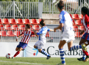 Temporada 17/18. Partido entre el Atlético de Madrid Femenino contra el Sporting de Huelva. Amanda remata.