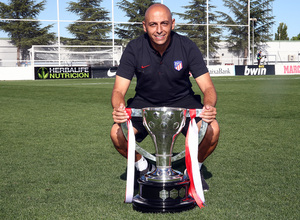 Temporada 17/18. Ángel Villacampa con la copa de la Liga. Femenino